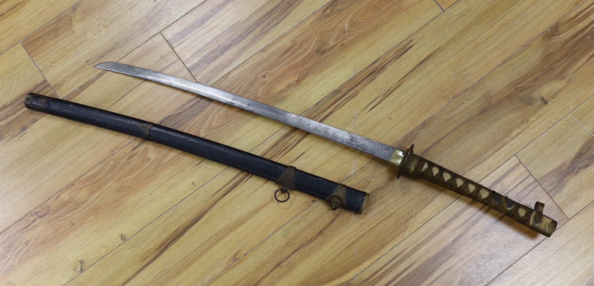 A Japanese katana, possibly a theatrical prop, 101 cms long